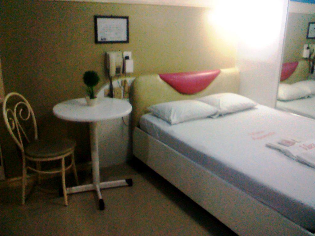 Vista Apartelle Makati City Exterior photo