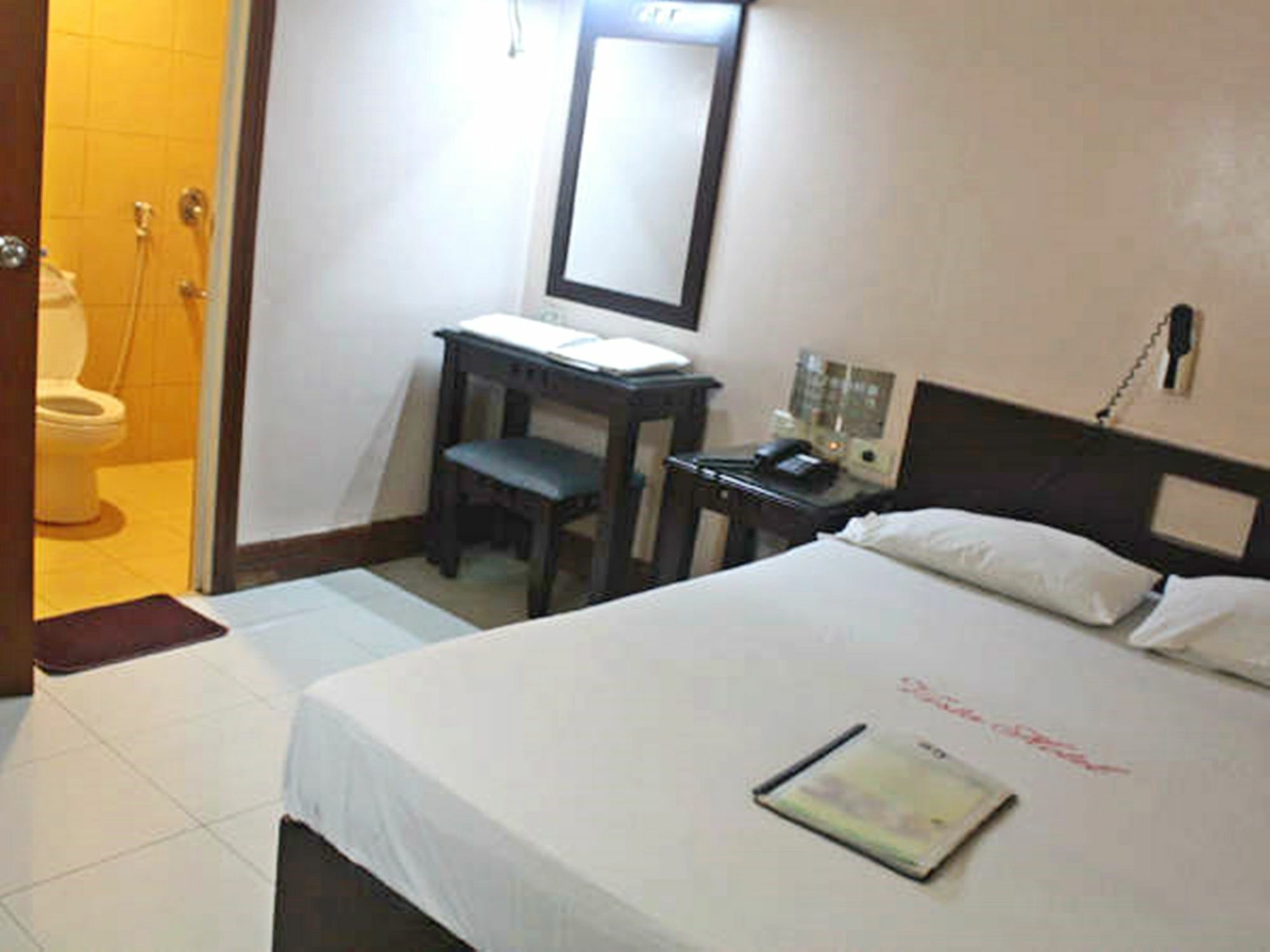 Vista Apartelle Makati City Exterior photo